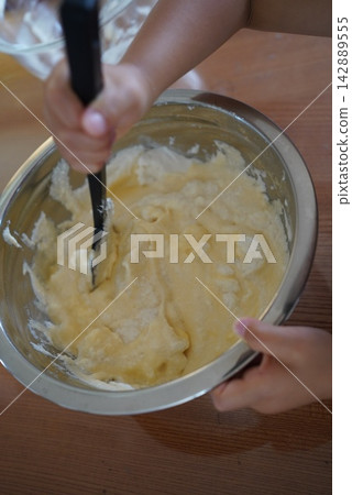 用刮刀攪拌麵糊的過程 142889555