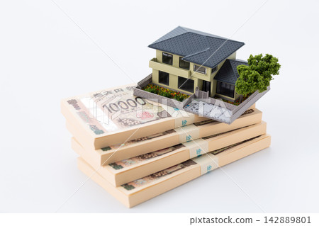 一疊400萬日圓鈔票和一個模型房 一疊400萬日圓鈔票和一個模型房 142889801