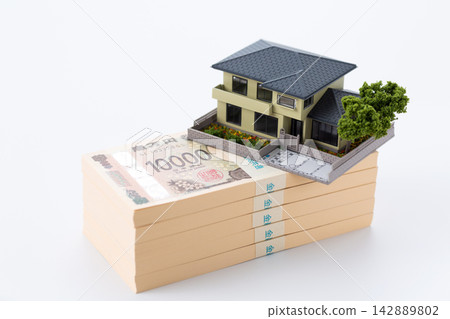 一疊500萬日圓鈔票和一個模型房 一疊500萬日圓鈔票和一個模型房 142889802