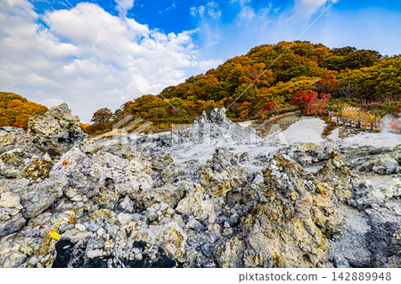 Autumn scenery of Mt. Osore, Aomori Prefecture Autumn scenery of Mt. Osore, Aomori Prefecture 142889948
