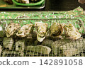 特寫鏡頭：帶殼牡蠣在木炭上烤製（海鮮燒烤）。 142891058