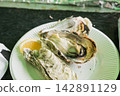 一盤烤牡蠣，配上檸檬，看起來十分美味（Sea Milk Gourmet）。 142891129