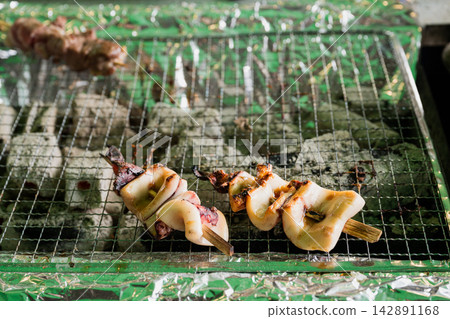 炭火烤全魷魚，香氣撲鼻，外皮酥脆（海鮮燒烤/街頭小吃） 142891168