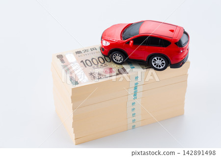 一疊900萬日圓鈔票和一輛紅色汽車 142891498
