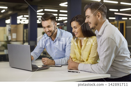 Clients Consulting Salesman With Laptop In Hardware Store 142891711