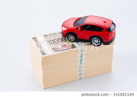 一疊800萬日圓鈔票和一輛紅色汽車 142892184
