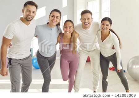 Smiling Athletes Group in the Gym 142893009