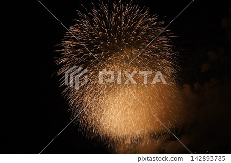 金色的淚珠煙火點綴著夜空 142893785
