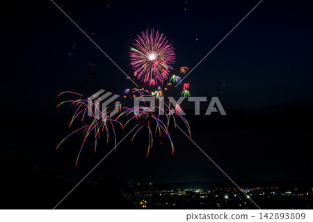 色彩繽紛的煙火如同花朵和曲線般綻放在夜空中。 142893809