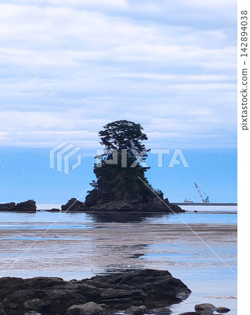 漂浮在海中的岩石 142894038