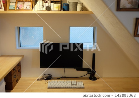 使用顯示器支架的電腦 使用顯示器支架的電腦 142895368