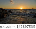[Nishiura Coast] Sunset sinking below the horizon and waves crashing on the shore 142897535