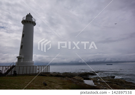 [南道北]野間燈塔在陰雲密佈的天空下巍然聳立。 142897538