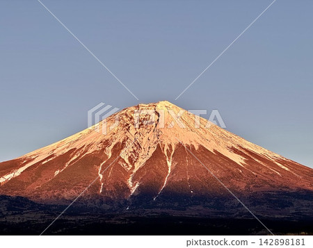 Mount Fuji dyed in the colors of the setting sun 142898181