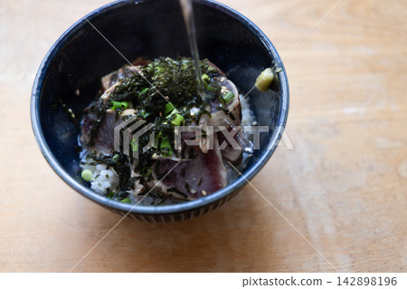 炙烤鰹魚米粥 142898196