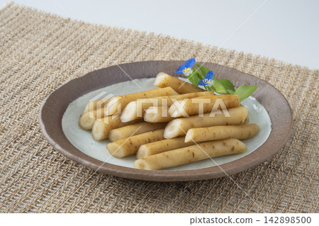Pickled burdock root in soy sauce Pickled burdock root in soy sauce 142898500