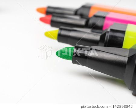 Highlight pen isolated, yellow office highlighter on white background Highlight pen isolated, yellow office highlighter on white background 142898843