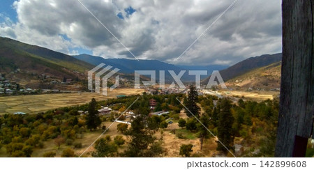 不丹帕羅山谷山脈環繞中美麗的鄉村風景和村莊景色。 不丹帕羅山谷山脈環繞中美麗的鄉村風景和村莊景色。 142899608