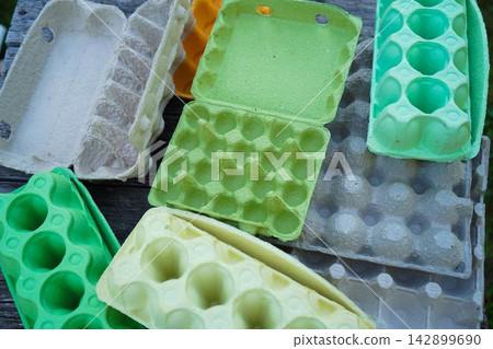 Empty biodegradable paper packaging containers for eggs on wooden textur Empty biodegradable paper packaging containers for eggs on wooden textur 142899690