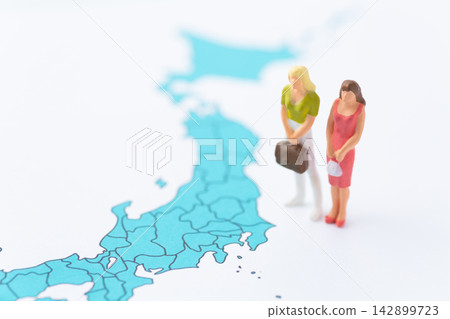 一位年輕女子和一張日本地圖 142899723