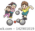 Children playing pétanque 142901019