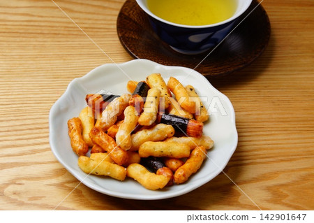 Rice crackers, arare rice crackers, baked goods Rice crackers, arare rice crackers, baked goods 142901647