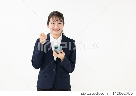 一個與智能手機構成腸道的女人 一個與智能手機構成腸道的女人 142901790