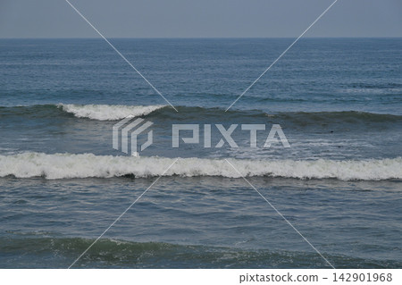 白色浪花拍打著海岸 白色浪花拍打著海岸 142901968