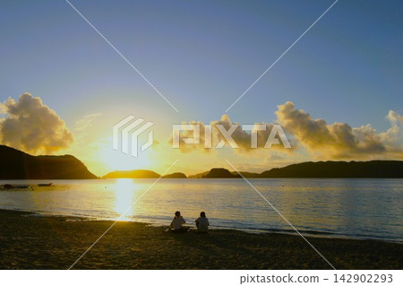 座間味島古座間味海灘的日出-沖繩風光 座間味島古座間味海灘的日出-沖繩風光 142902293