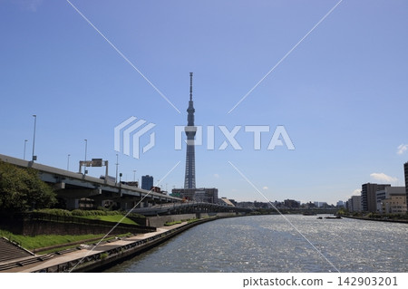 從白須橋眺望東京晴空塔和隅田川。 從白須橋眺望東京晴空塔和隅田川。 142903201