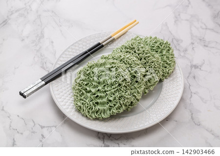 dried Green Spinach Instant Noodle Blocks for Hotpot dried Green Spinach Instant Noodle Blocks for Hotpot 142903466