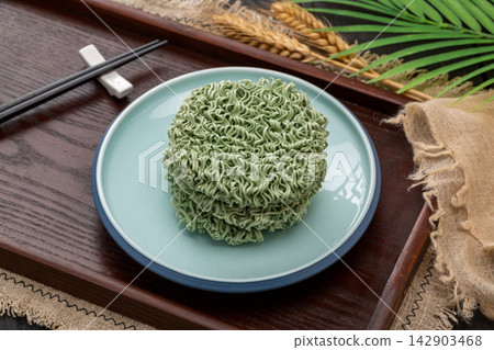 dried Green Spinach Instant Noodle Blocks for Hotpot dried Green Spinach Instant Noodle Blocks for Hotpot 142903468