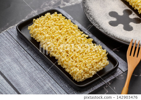 dried Yellow Egg Instant Noodle Blocks for Hotpot Cooking dried Yellow Egg Instant Noodle Blocks for Hotpot Cooking 142903476