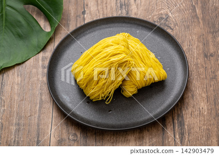 traditional Raw Cantonese Egg Noodles Fine Alkaline Noodles 142903479