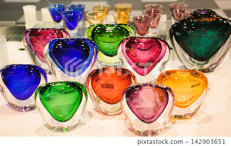 色彩鮮豔的玻璃瓶和玻璃杯 色彩鮮豔的玻璃瓶和玻璃杯 142903651