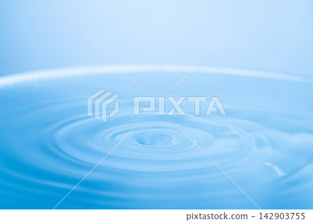 水面上美麗的漣漪 142903755