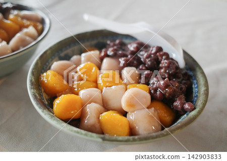 經典的台灣甜點:芋圓和紅豆。 經典的台灣甜點:芋圓和紅豆。 142903833