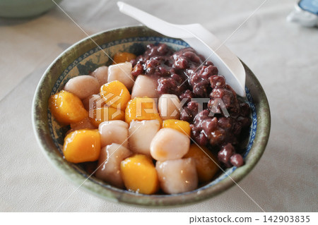 經典的台灣甜點:芋圓和紅豆。 經典的台灣甜點:芋圓和紅豆。 142903835