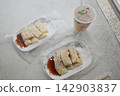 Taiwan's classic breakfast: Danbing (egg pancake) and a drink 142903837