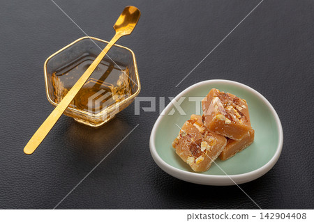 honey Lemon Tea Candy Cubes Sweet Beverage Ingredient honey Lemon Tea Candy Cubes Sweet Beverage Ingredient 142904408