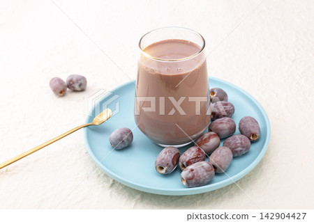 chocolate Milk Tea Beverage With Cocoa Flavor Drink chocolate Milk Tea Beverage With Cocoa Flavor Drink 142904427