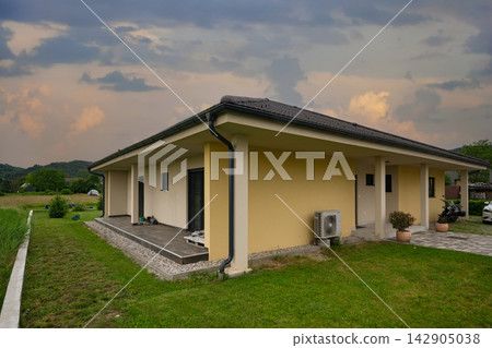Modern modular home with minimalist design, low-energy features and efficient heating and cooling Modern modular home with minimalist design, low-energy features and efficient heating and cooling 142905038