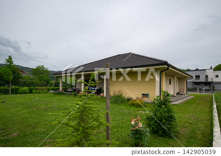 Modern modular low-energy house with minimalist design, high-efficiency heating and cooling and solar panels Modern modular low-energy house with minimalist design, high-efficiency heating and cooling and solar panels 142905039