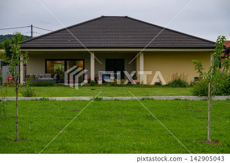 Modern modular home with minimalist design, low energy and high-efficiency features and green backyard Modern modular home with minimalist design, low energy and high-efficiency features and green backyard 142905043