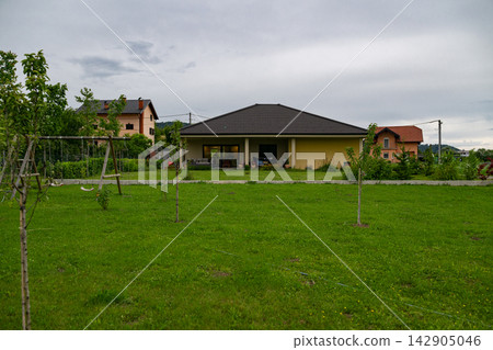 Modern modular home with minimalist design, low energy and high-efficiency features and green backyard Modern modular home with minimalist design, low energy and high-efficiency features and green backyard 142905046