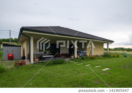 Modern modular low-energy home with covered patio and minimalist design in green rural setting Modern modular low-energy home with covered patio and minimalist design in green rural setting 142905047