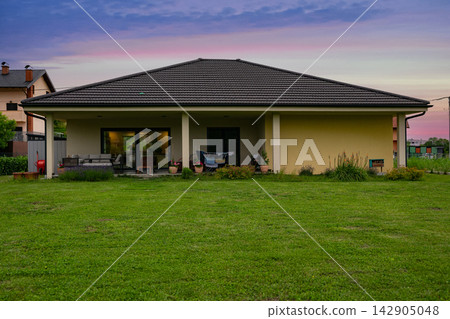 Modern modular low-energy house with minimalist design, spacious backyard and energy-efficient heating and cooling Modern modular low-energy house with minimalist design, spacious backyard and energy-efficient heating and cooling 142905048
