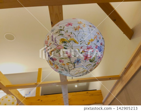 日式花卉圖案紙燈籠和木樑天花板 日式花卉圖案紙燈籠和木樑天花板 142905213