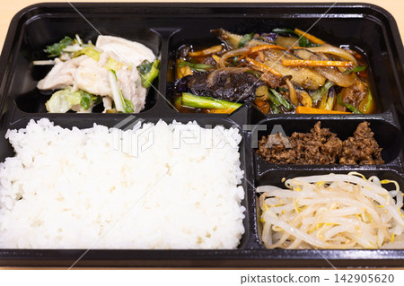 Delicious Sichuan-style stir-fried minced pork and eggplant in a Chinese bento box Delicious Sichuan-style stir-fried minced pork and eggplant in a Chinese bento box 142905620