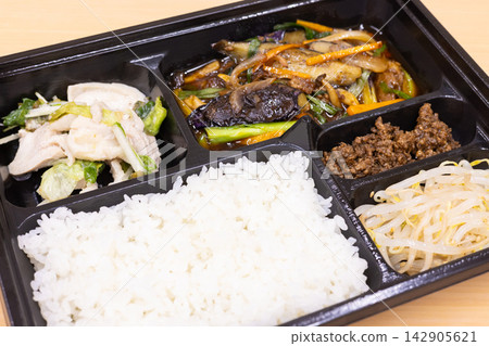 美味的川味炒肉末茄子,裝在中式便當盒裡 美味的川味炒肉末茄子,裝在中式便當盒裡 142905621